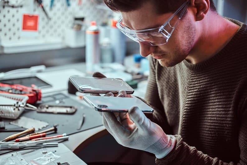 A technician performing a phone repairs at Horizon Phone Shop.